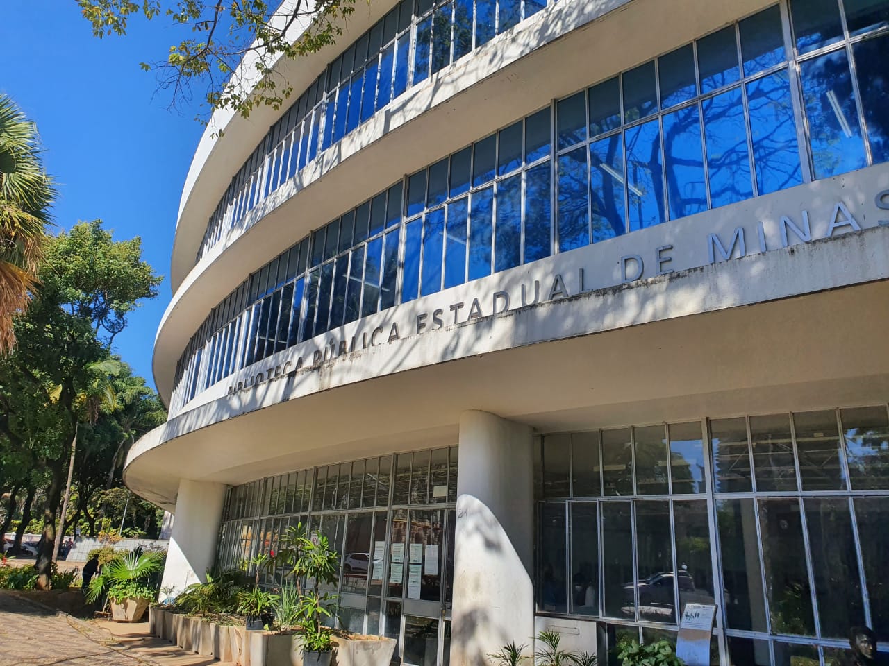 Imagem da fachada do prédio Luiz de Bessa da Biblioteca Pública Estadual de Minas Gerais