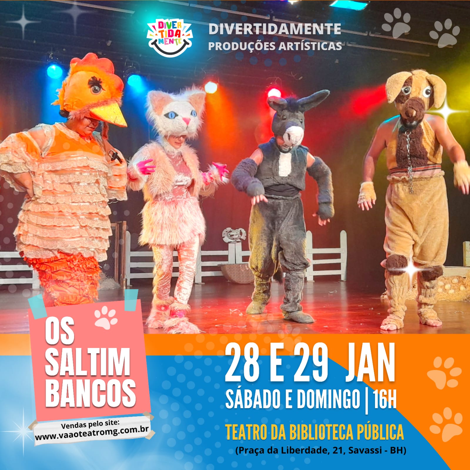 Card de divulgação da peça de Teatro infantil Os Saltimbancos. Quatro atores fantasiados de animais, personagens da peça, dançam em um palco. Ao fundo, refletores jogam luzes azuis, laranjas, vermelhas e amarelas sobre o palco e os personagens.