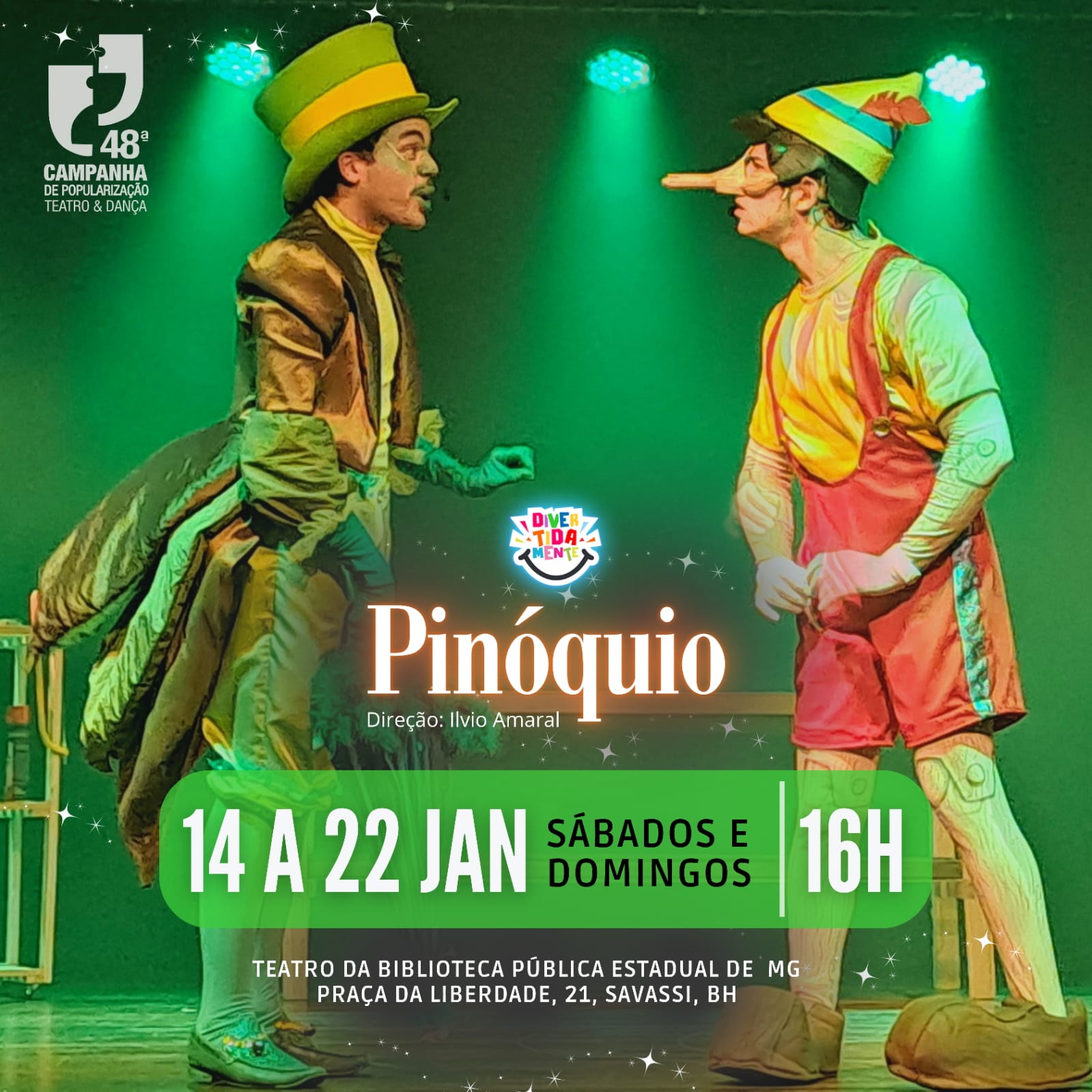 Card de publicação da peça de teatro infantil Pinóquio. Dois atores, vestidos de personagens da peça, estão de frente um para o outro. Ao fundo, refletores jogam luzes verdes sobre o palco e os atores.