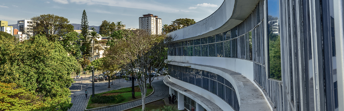 Imagem da fachada do prédio sede da Biblioteca Pública Estadual de Minas Gerais. Projetado por Oscar Niemeyer, o prédio tem por características suas curvas e suas janelas tipo basculante que percorrem toda sua extensão. Foto: Juninho Mota